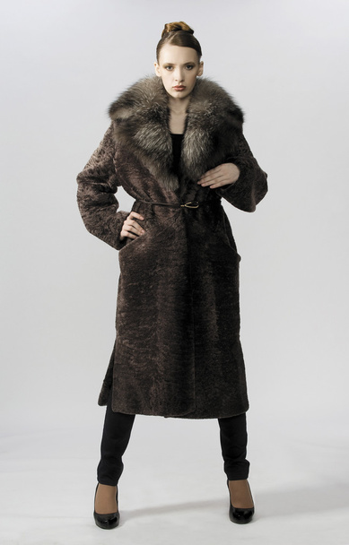 Hermosa chica modelo rubia en abrigo de piel en el fondo de la ciudad
 - Foto, imagen