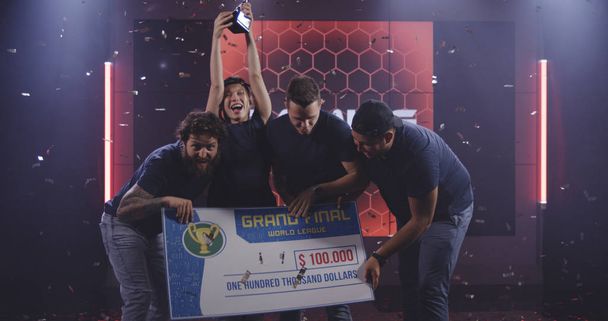 Ομάδα τουρνουά τυχερών παιχνιδιών που γιορτάζει τη νίκη τους - Φωτογραφία, εικόνα