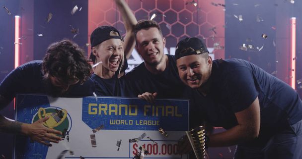 Gaming toernooi team vieren hun overwinning - Foto, afbeelding