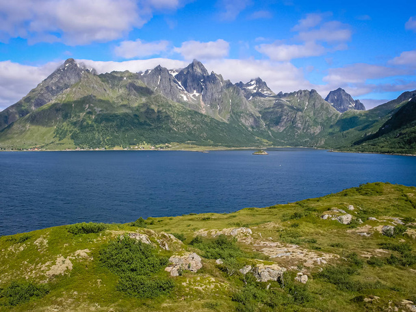 Os fiordes da Noruega. Costa rochosa
 - Foto, Imagem