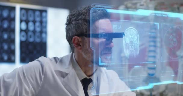 Lekarz z holograficznym wyświetlaczem do badań - Materiał filmowy, wideo