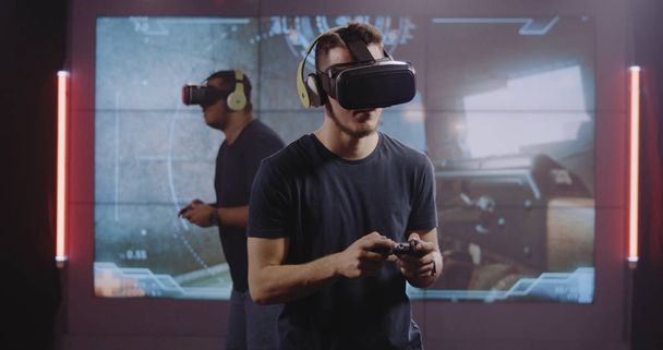 Νέοι άνδρες παίζουν VR παιχνίδι - Φωτογραφία, εικόνα