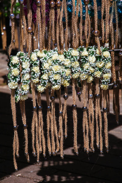 színes koronák eladó hamis virágokból - Fotó, kép