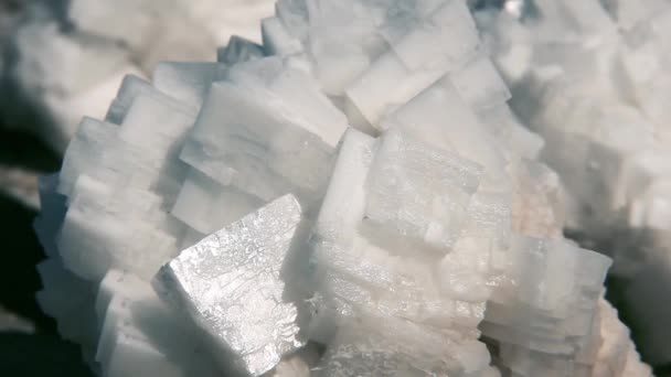 Zoutkristallen close-up. Inzoomen.  - Video