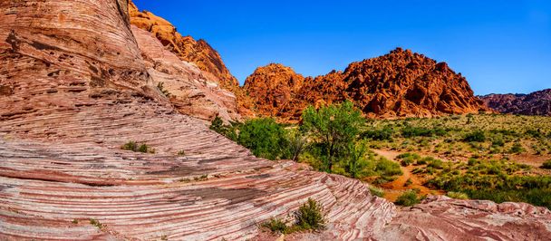 Vue panoramique des rochers accidentés de grès rouge sur le sentier menant au pic Guardian Angel dans l'aire nationale de conservation du canyon Red Rock près de Las Vegas, Nevada, États-Unis
 - Photo, image