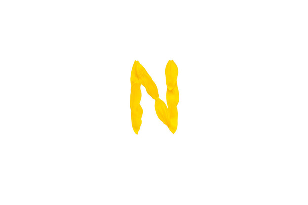 Letra amarela N das fontes das pétalas do girassol, elemento do alfabeto, isolado decorativo da fonte da beleza de um fundo branco  - Foto, Imagem