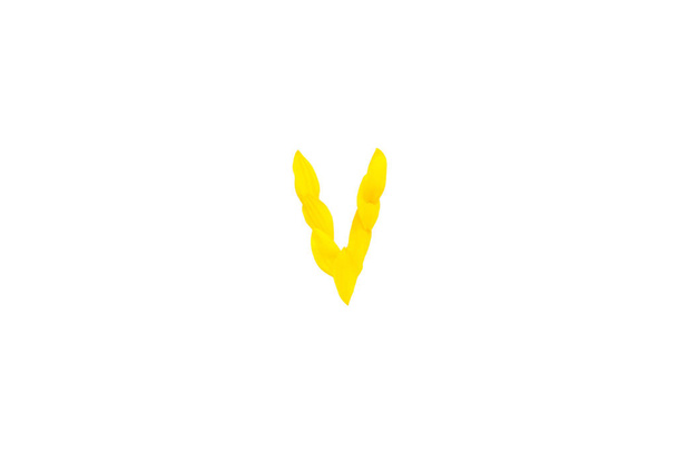 Żółta litera V z płatków słonecznika czcionki, element alfabetu, piękno dekoracyjny izolat czcionki białego tła  - Zdjęcie, obraz
