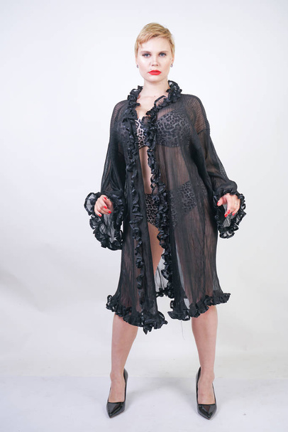 mujer caliente más tamaño con pelo corto en túnica negra transparente
 - Foto, imagen