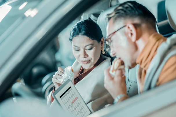 Husband and wife having lunch in the car. - Photo, Image