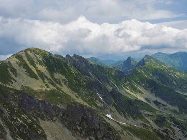 Vista desde el pico Banikov en las montañas occidentales de Tatra o el panorama de Rohace. Montañas verdes agudas - rohac ostry, placlive y volovec con sendero de senderismo en la cresta. Verano cielo azul nubes blancas
. - Foto, Imagen