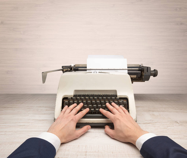 Primera persona perspectve escritura a mano en una máquina de escribir de la vieja escuela
 - Foto, imagen