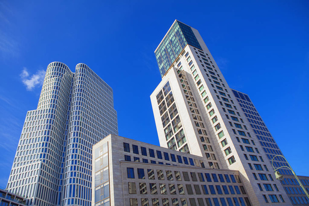 ベルリンの住宅マンションやオフィスビル建築としての近代的な超高層ビル - 写真・画像