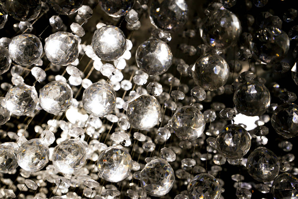 Bolas de vidro penduradas em cordas com luz das costas
 - Foto, Imagem