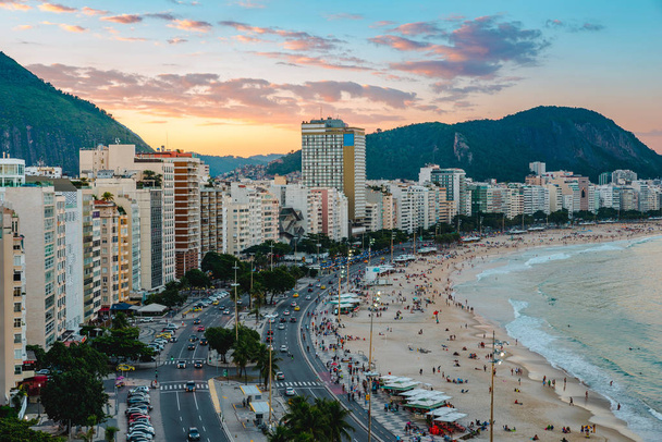 Hoge hoek weergave van Copacabana strand in Rio de Janeiro stad, Brazilië - Foto, afbeelding