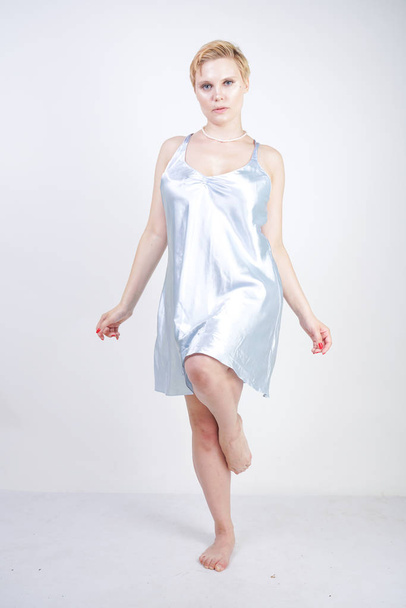 Σέξι συν μέγεθος γυναίκα ομορφιά φορούν ανοιχτό μπλε μετάξι φόρεμα - Φωτογραφία, εικόνα