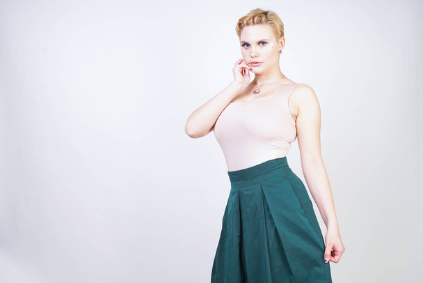 白に緑のプリーツミディスカートで曲線美の女の子をピンアップ - 写真・画像