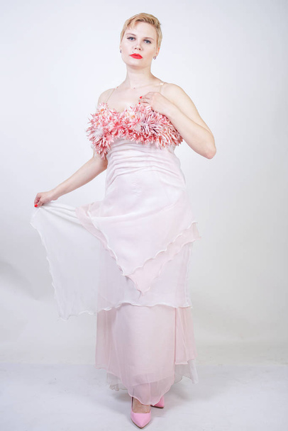 portrait of short-haired plump woman in pink evening dress - Zdjęcie, obraz