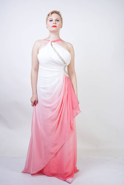 Porträt einer kurzhaarigen, molligen Frau im rosa Abendkleid - Foto, Bild