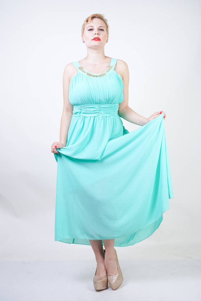 長いミントブルーのドレスで曲線プラスサイズの女性 - 写真・画像