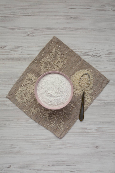 glutenfreies Reismehl in einer rosa Schüssel, Blick über den Kopf. flache Lage,  - Foto, Bild