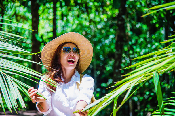 Ázsiai nők utaznak pihenni utazási természet az ünnepen. Természet Tanulmány az erdőben. A lány boldog sétát mosolyog és élvezi az utazást a mangrove erdőben. tha pom-klong-song-nam a Krabinál. nyár - Fotó, kép