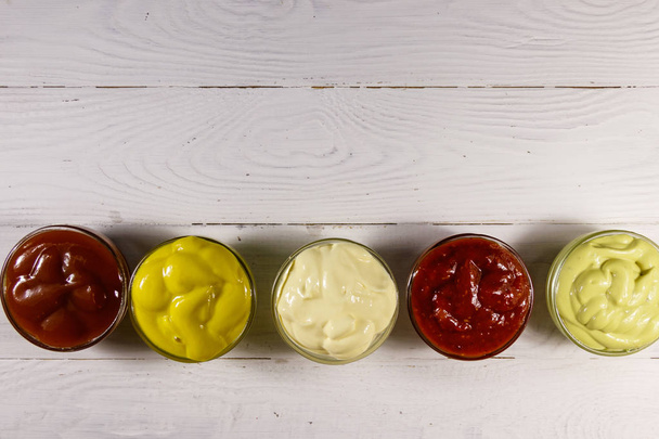Ensemble de sauces sur table en bois blanc - Photo, image