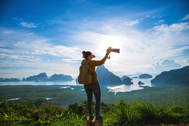 Nainen turisti valokuvaajat matkustaa vuorella. Maisema Kaunis vuori merellä Samet Nangshe Viewpoint. Phang Nga Bay, Matkailu seikkailu, Matkailu Thaimaa, Turisti kesälomalla
. - Valokuva, kuva