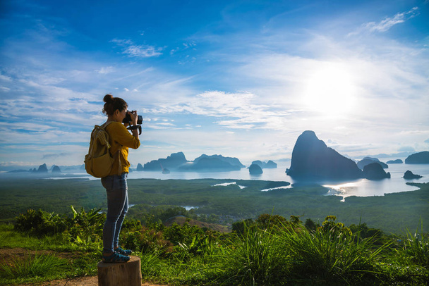 Vrouwelijke toeristische fotografen reizen de berg op. Landschap Prachtige Berg op zee bij Samet Nangshe Viewpoint. Phang Nga Bay, Reizen avontuur, Reizen Thailand, Toeristische op zomervakantie. - Foto, afbeelding