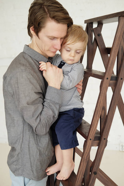 estilo de vida, familia y concepto de personas - Feliz padre joven con su hijo de un año jugando en casa
 - Foto, Imagen