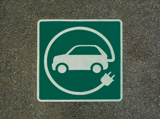 Ev - 電気自動車充電ステーションの看板。アスファルトテクスチャの E サインオン - 写真・画像