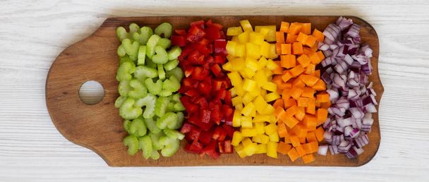 Widok z góry, posiekane świeże warzywa (marchew, seler, czerwone oni - Zdjęcie, obraz