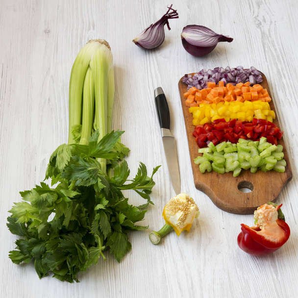みじん切り新鮮野菜(ニンジン、セロリ、玉ねぎ、唐辛子色 - 写真・画像