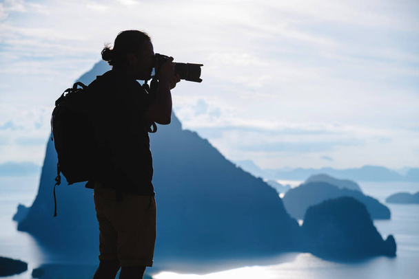A férfiak fotóznak a hegyen. Turista a nyári vakáción. Tájkép Gyönyörű hegy a tengeren Samet Nangshe Viewpoint. Phang Nga Bay, Travel Thaiföld, Travel kaland természet. - Fotó, kép