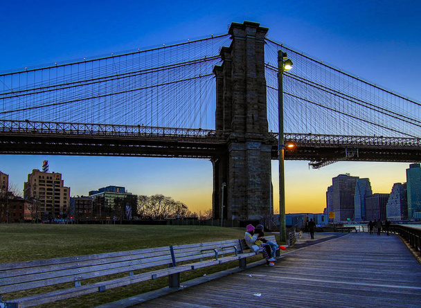 Brooklyn Bridge, seen from Dumbo Park after sunset, during the  Blue Hour - Foto, immagini