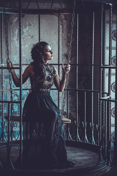 Beauty woman in the palace. Luxurious fashion stylish girl in cage. - Foto, imagen