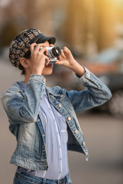 Mladá dívka s fotografickou kamerou venku - Fotografie, Obrázek
