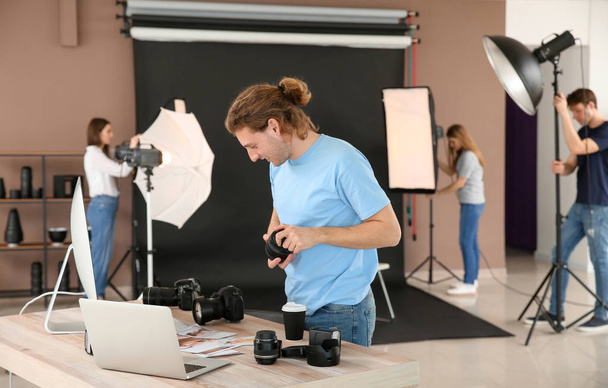 Professional photographer working in modern studio - Foto, Imagem