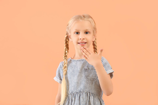 Petite fille sourde et muette utilisant le langage des signes sur fond de couleur
 - Photo, image