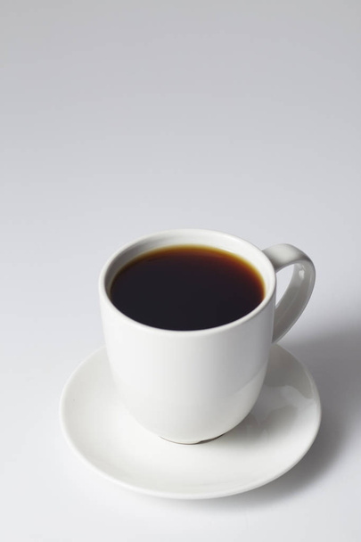 чашка кави на яскраво-сірому фоні
 - Фото, зображення