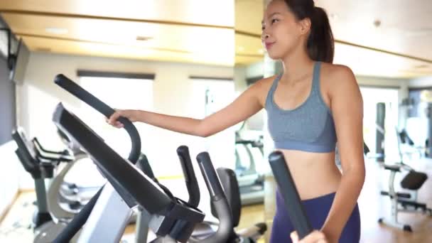záběry krásné asijské žena cvičení v tělocvičně - Záběry, video