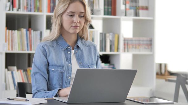 Молодая блондинка работает на ноутбуке
 - Фото, изображение