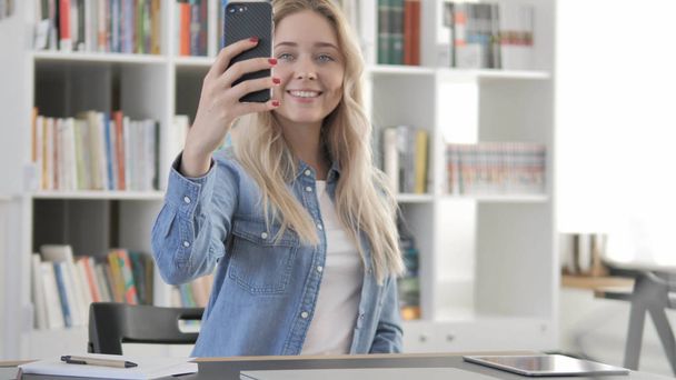 Młody blond kobieta biorąc selfie ze smartfonem, Fotografia - Zdjęcie, obraz