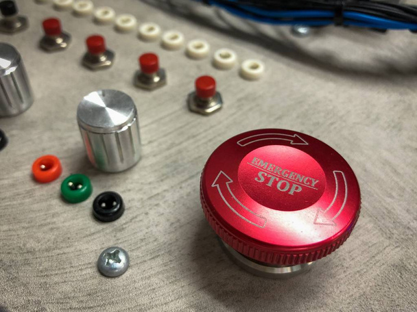 Rode knop voor noodstop machine - Foto, afbeelding