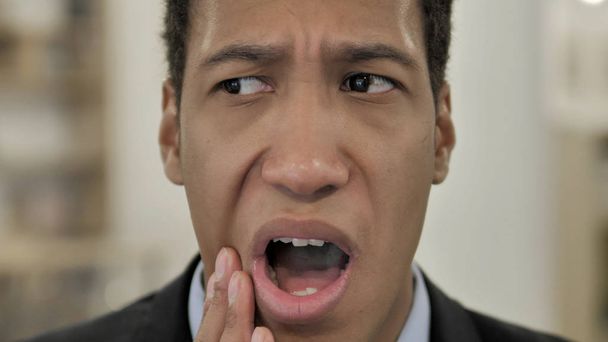 Dor de dente, Jovem Africano com Infecção Dentária
 - Foto, Imagem