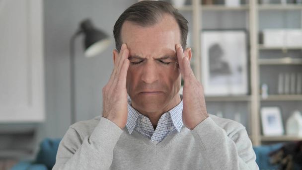 Dolor de cabeza, retrato de un hombre de mediana edad tenso en el cargo
 - Foto, imagen