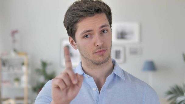 Hayır, yakışıklı genç adam parmak sallayarak teklif reddederek - Fotoğraf, Görsel