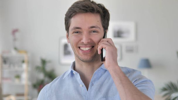 schöner junger Mann telefoniert - Foto, Bild