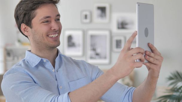 Online videokonverzace na tabletu od krásného mladého muže - Fotografie, Obrázek