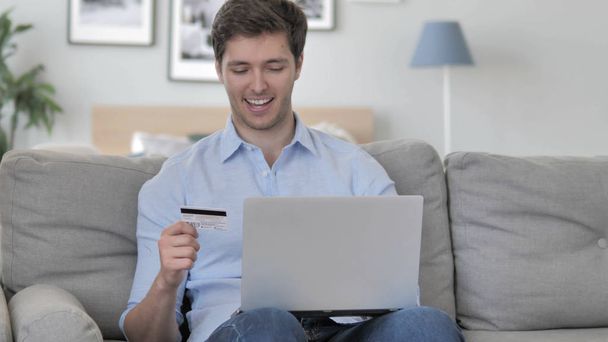 Homem entusiasmado Compras bem sucedidas Online com cartão de crédito
 - Foto, Imagem