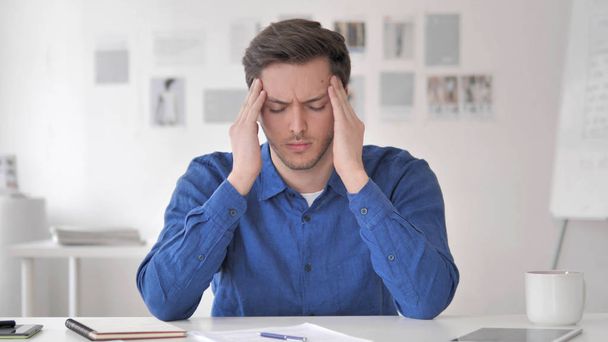 Голова болит, напряженный случайный взрослый мужчина с головной болью на работе
 - Фото, изображение
